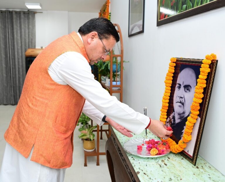 डॉ. श्यामा प्रसाद मुखर्जी की पुण्य तिथि पर उनके चित्र पर मुख्यमंत्री ने किए श्रद्धासुमन अर्पित
