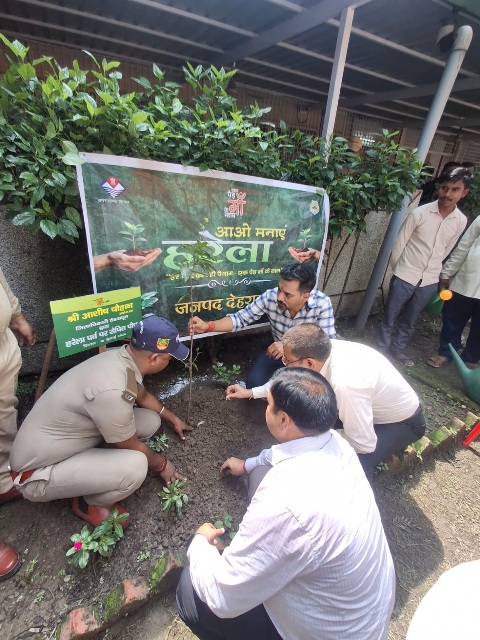 हरेला पर्व पर हरियाली का संकल्प: जिलाधिकारी डॉ. आशीष चौहान ने किया वृक्षारोपण, कहा— पौधारोपण को बनाएं जन-आंदोलन