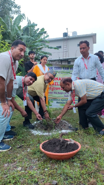 श्री गुरु राम राय विश्वविद्यालय में हरेला पर्व पर पौधारोपण कर दिया प्रकृृति संरक्षण का संदेश