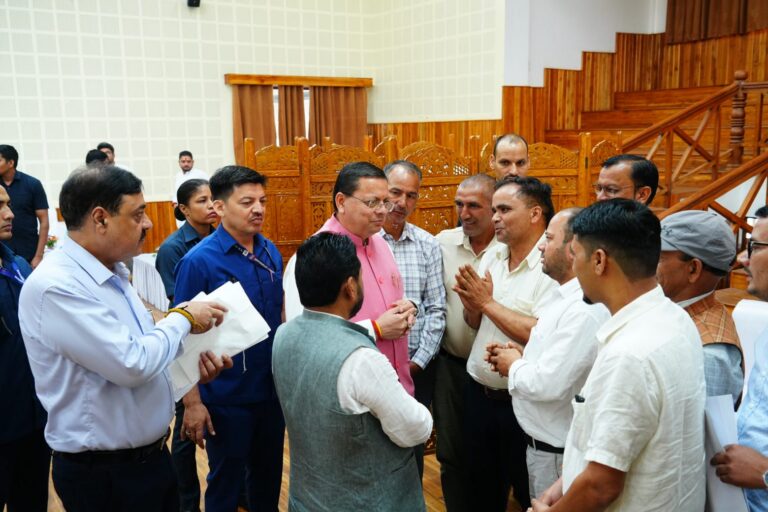 मुख्यमंत्री कैंप कार्यालय में सीएम धामी ने सुनीं जन समस्याएं