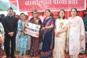 पिथौरागढ़ के मिनी स्टेडियम में प्रभारी मंत्री रेखा आर्या ने किया ध्वजारोहण 3 IMG 20260815 WA0066