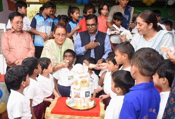 कैबिनेट मंत्री रेखा आर्या ने राजकीय शिशु सदन के बच्चों के साथ केक काटकर मनाया मुख्यमंत्री धामी का जन्मदिन