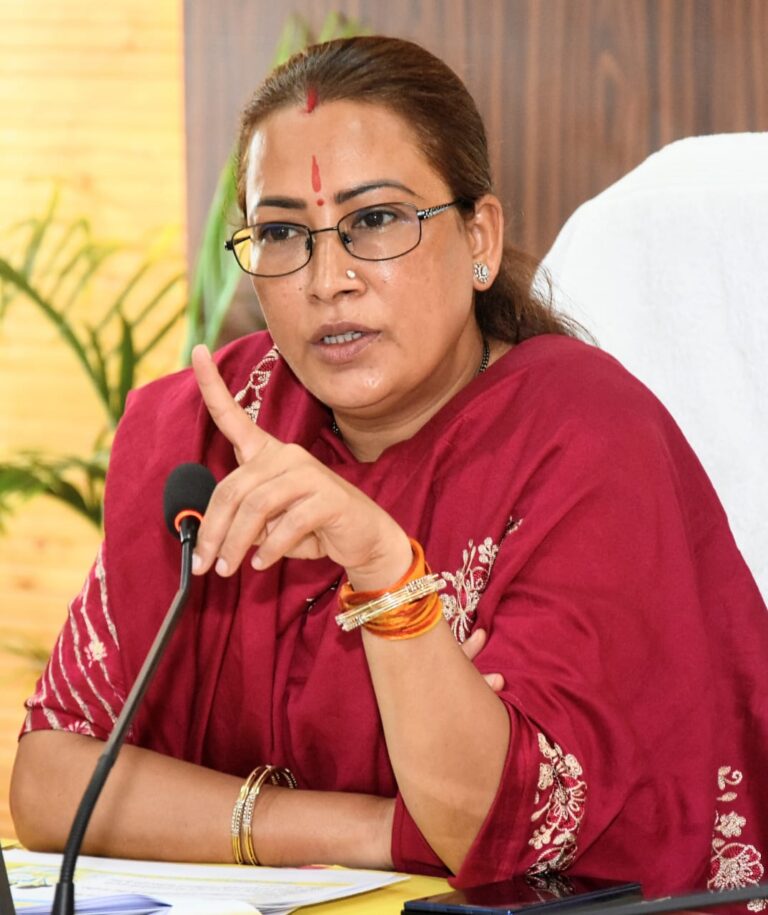 प्रभारी मंत्री रेखा आर्या ने “आंगन का मिलन” कार्यक्रम की समीक्षा की, अधिकारियों को दिए आवश्यक दिशा-निर्देश