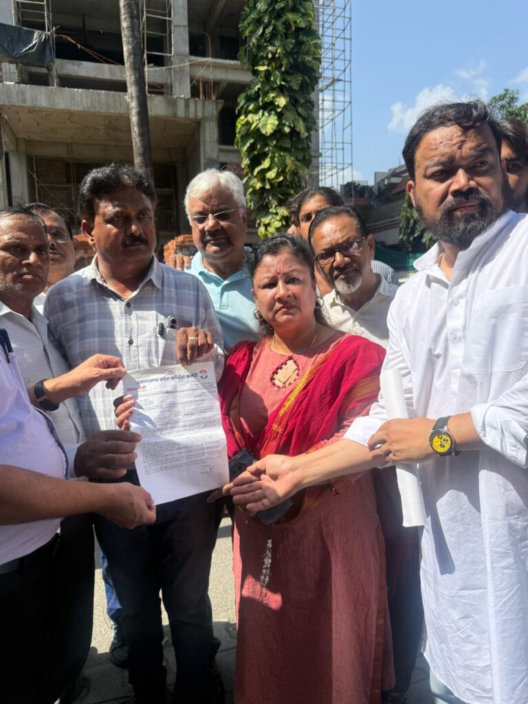 देहरादून की जर्जर सड़कों, जलभराव और नालियों की समस्या को लेकर लोनिवि को कांग्रेस ने सौंपा ज्ञापन