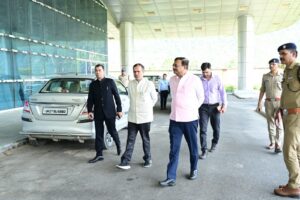 चिन्यालीसौड़ हवाई पट्टी पहुंचे मुख्य सचिव आनंद बर्द्धन, सामरिक और बुनियादी सुविधाओं का लिया जायजा 2 IMG 20260925 WA00072