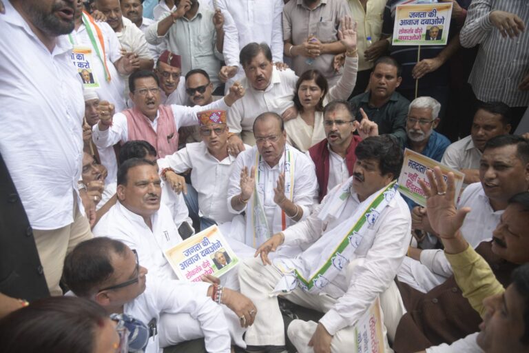 मुख्य निर्वाचन आयुक्त ज्ञानेश कुमार सहित दोनों निर्वाचन आयुक्तों को पद से हटाने की मांग को लेकर कांग्रेस का देहरादून में जोरदार प्रदर्शन 