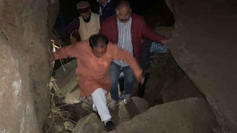 आपदा प्रभावित डूंगरी तल्ली में प्रभावितों के बीच पहुंचे कैबिनेट मंत्री डॉ. धन सिंह रावत