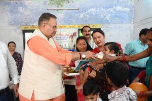कैबिनेट मंत्री गणेश जोशी ने आंगनबाड़ी कार्यकत्रियों एवं आशा बहनों को किया सम्मानित 3 IMG 20260929 WA0006