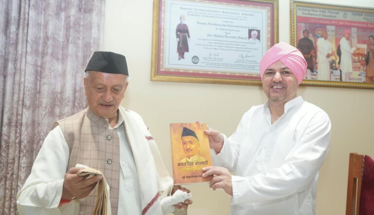 श्री दरबार साहिब पहुंचे भगत सिंह कोश्यारी, श्रीमहंत देवेन्द्र दास जी महाराज से की शिष्टाचार भेंट