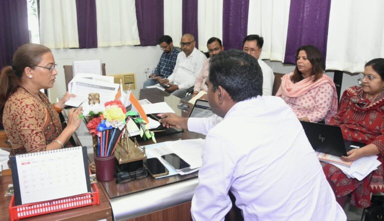 नई दिल्ली में आयोजित होने जा रहे विभागीय सम्मेलन की तैयारियों को लेकर मंत्री रेखा आर्या ने की बैठक
