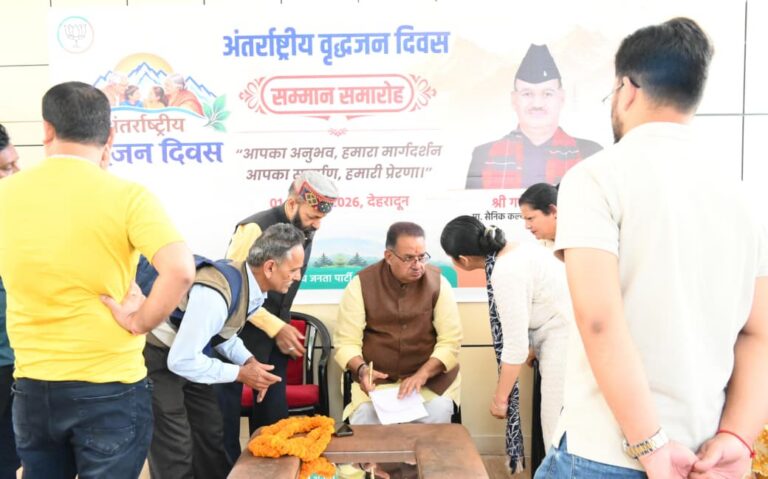 विभिन्न क्षेत्रों से आए फरियादियों की कैबिनेट मंत्री गणेश जोशी ने सुनी समस्याएं