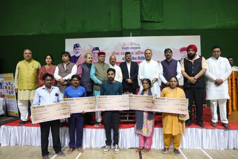 समाज कल्याण मंत्री खजान दास ने लाभार्थियों को वितरित किए अनुदान राशि के चैक