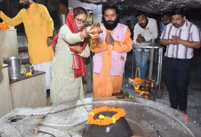 दुर्गाष्टमी पर कैबिनेट मंत्री रेखा आर्या ने मां भगवती और महादेव की पूजा-अर्चना की, प्रदेश की सुख-समृद्धि की कामना की
